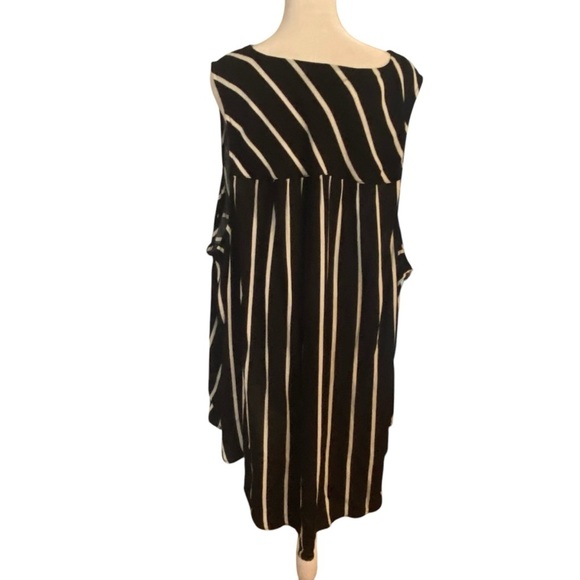 Torrid Women’s Striped Sleeveless Top Size 5X Chain Detail Black White Flowy - Picture 13 of 13